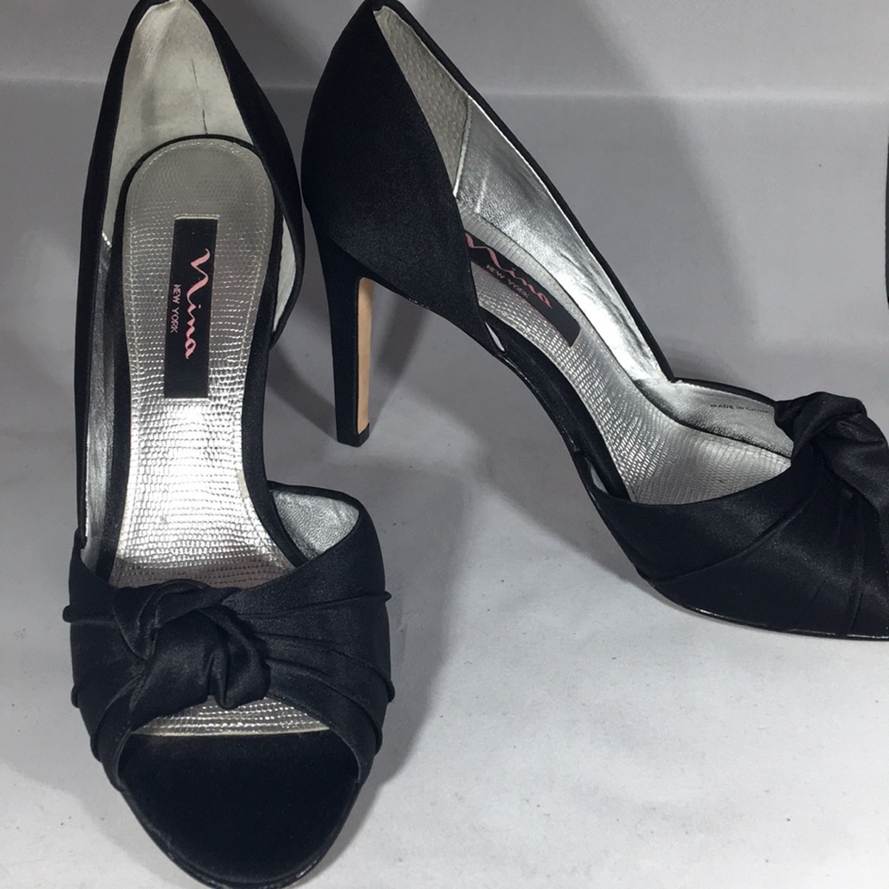 Satin knot pumps